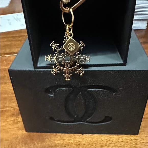 Chanel Gold Snowflake limited edition 2024 Charm on unbranded chain - Picture 10 of 10